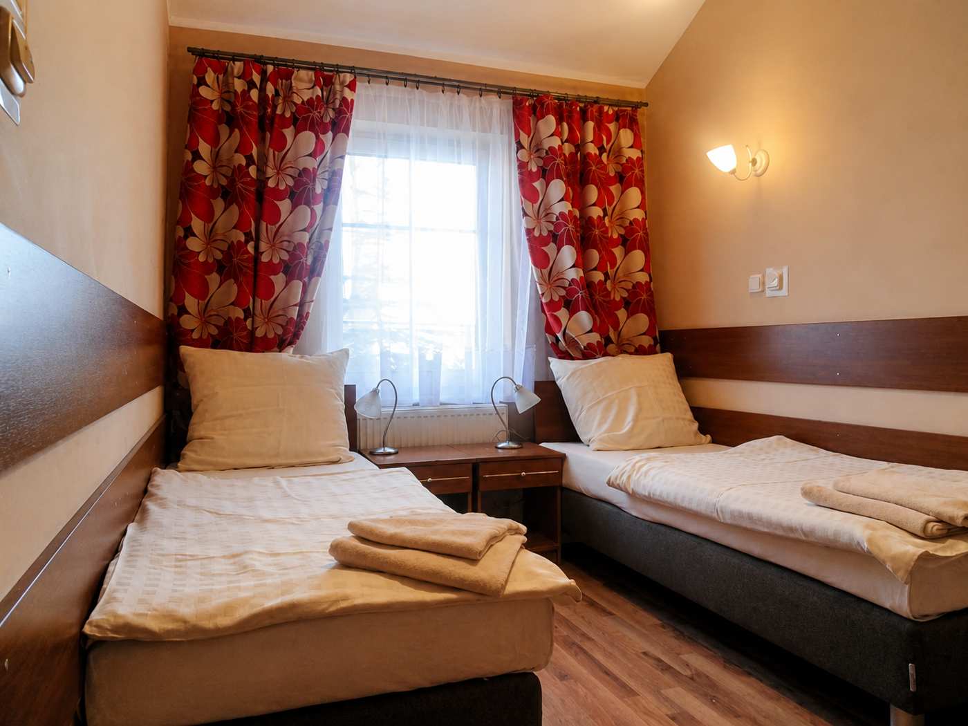 Małe pokoje dwuosobowe i z dwoma łóżkami w Hotelu Pod Platanami
