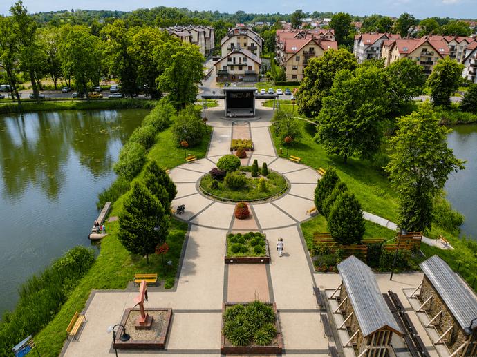 Spokojny staw i leśna ścieżka w regionie Trzebnicy w miękkim porannym świetle